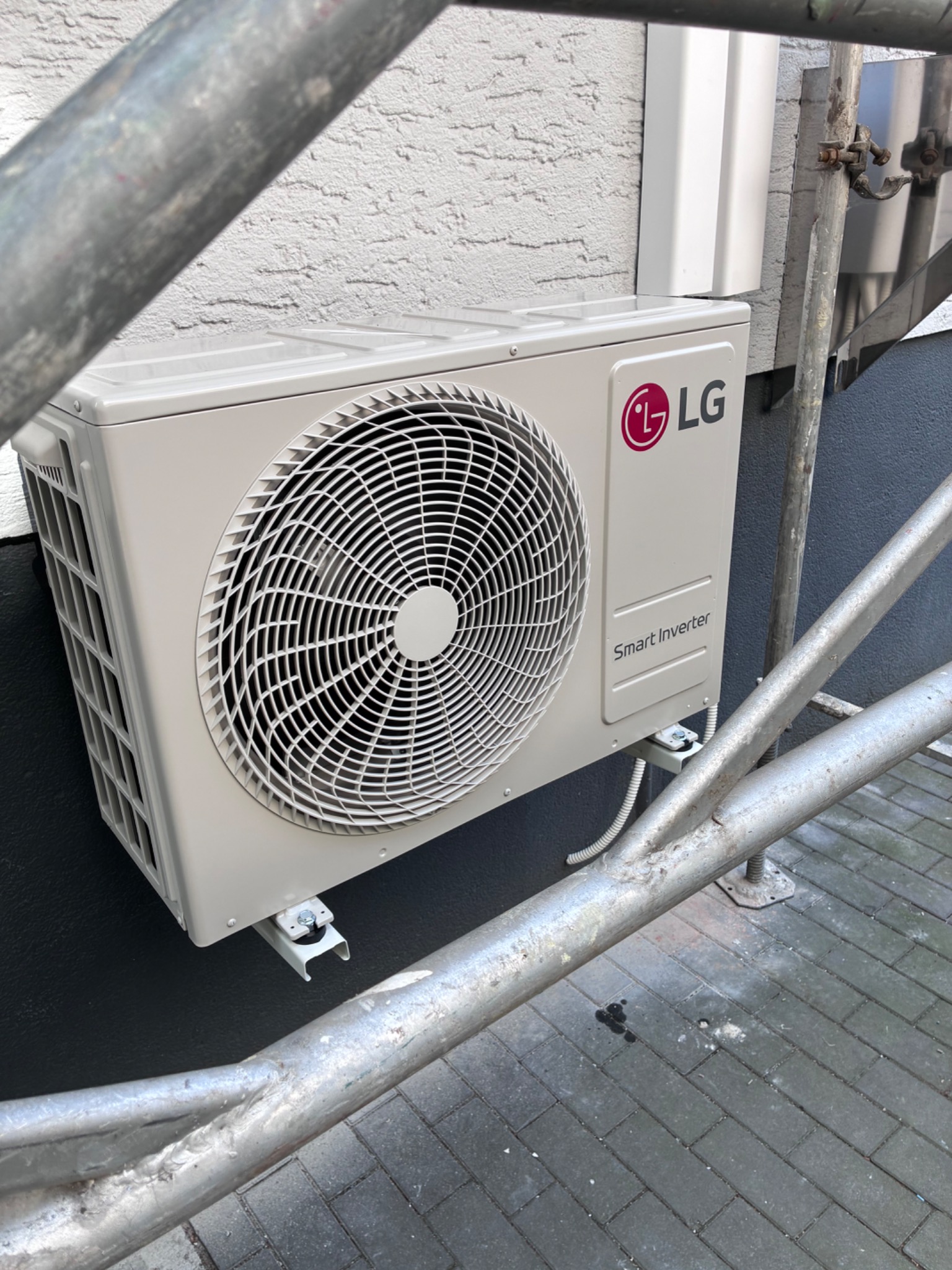 LG Smart Inverter Außengerät einer Multi-Split-Klimaanlage in Bochum